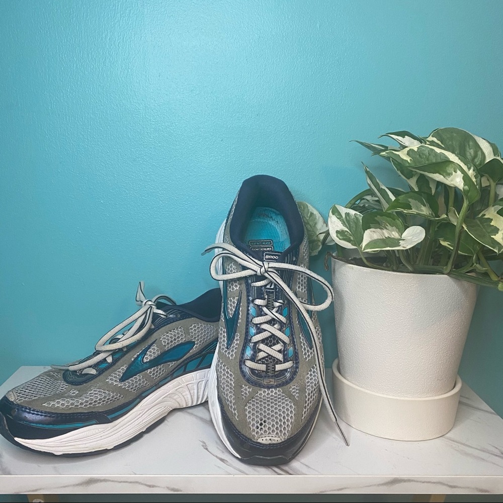 Women’s size 6.5 Wide BROOKS DYAD 8 running shoes